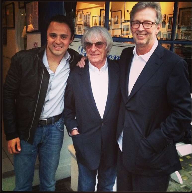 <p>Piloto brasileiro postou foto em seu Instagram com Ecclestone (centro) e Clapton (dir) após jantar</p>