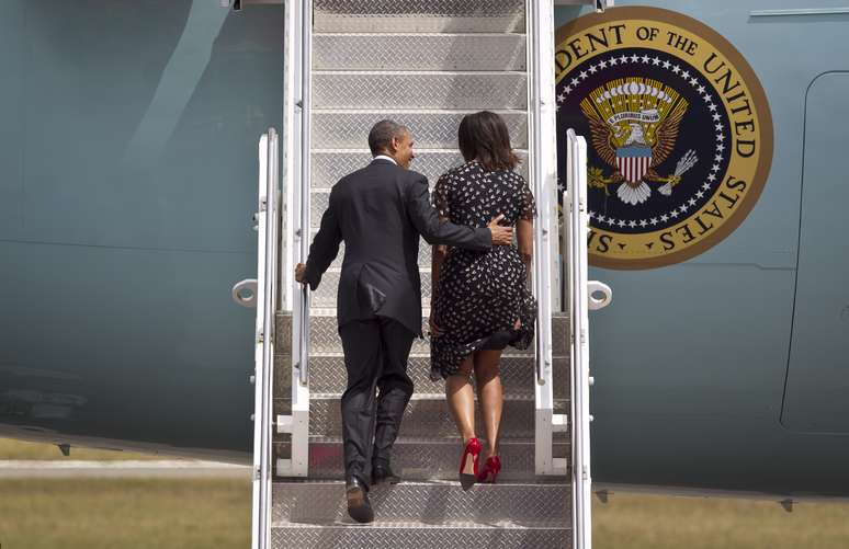 Obama e Michelle embarcam no Air Force One no fim da viagem à África, que encerrou na Tanzânia