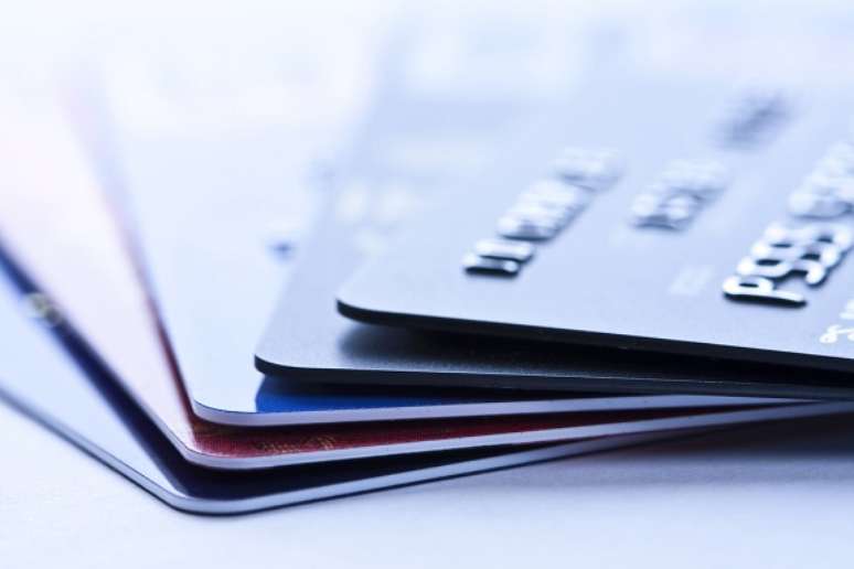 <p>Em novembro, a maior parte das dívidas (74,7%) acontece em função de gastos com cartões de crédito, segundo a CNC</p>