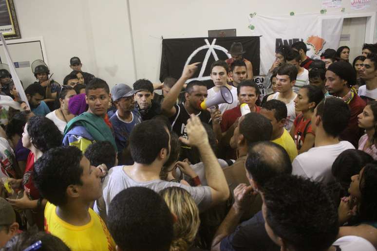 <p>Manifestantes ocupam a Câmara Municipal de Belém (PA)</p>