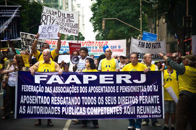 Cerca de 200 aposentados pelo Instituto Nacional do Seguro Social (INSS) realizaram protesto e interditaram duas faixas da avenida Rio Branco, no Rio de Janeiro, nesta segunda-feira