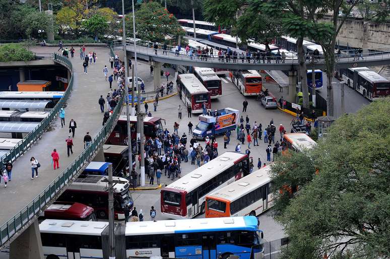 <p>Grupo impediu a passagem de ônibus no Terminal Bandeira, no centro de São Paulo</p>