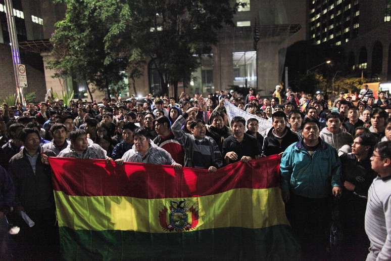 Bolivianos bloquearam um dos sentidos da avenida Paulista, em frente ao consulado de seu país, para protestar contra o assassinato do menino Brayan Yanarico Capcha
