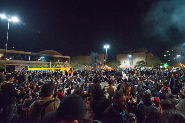 <p><b>Manifestantes se reuniram no largo Zumbi dos Palmares para definir atividades em Porto Alegre</b></p>