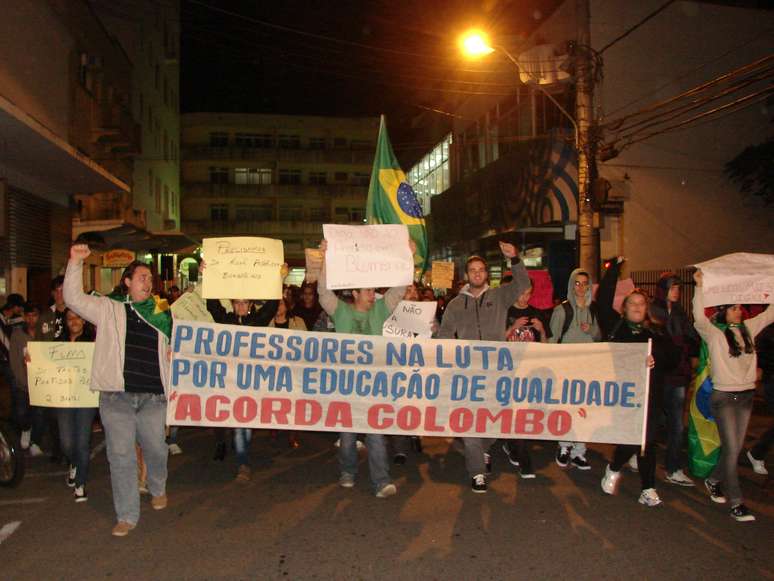 <p>Manifestantes voltaram às ruas de Blumenau, Santa Catarina, na noite desta segunda-feira</p>