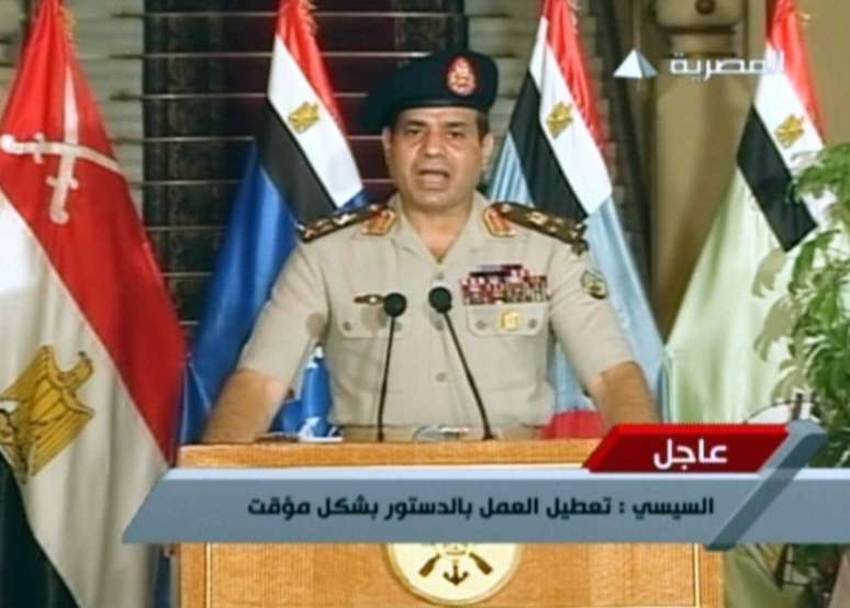 <p>O general Abdel Fatah al-Sisi faz an&uacute;ncio &agrave; na&ccedil;&atilde;o eg&iacute;pcia em rede nacional de televis&atilde;o: deposi&ccedil;&atilde;o de Mursi e per&iacute;odo interino de transi&ccedil;&atilde;o com convoca&ccedil;&atilde;o de novas elei&ccedil;&otilde;es</p>