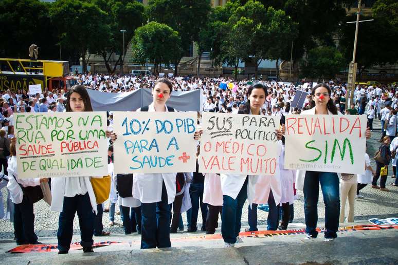 <p>M&eacute;dicos tomaram o Centro do Rio de Janeiro no in&iacute;cio de julho para pedir mais investimentos na sa&uacute;de e melhores condi&ccedil;&otilde;es de atendimento &agrave; popula&ccedil;&atilde;o.&nbsp;Regras do programa Mais M&eacute;dicos foram criticadas</p>