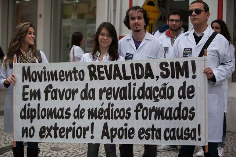 Uma pauta em comum entre os manifestantes de todo o País foi a exigência de revalidação do diploma estrangeiro. Na foto, profissionais da saúde protestam em Santa Catarina