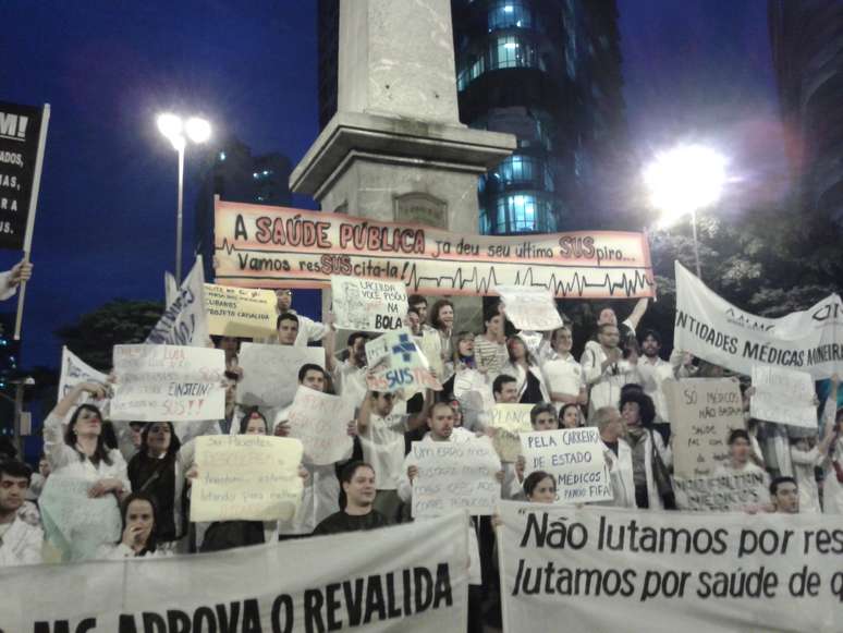 Médicos cantaram o Hino Nacional na Praça 7 e pediram melhorias na saúde