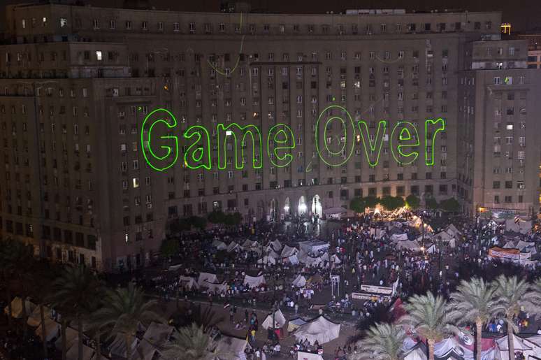 Projeção em um prédio junto à praça Tahrir anuncia o fim do governo de Mursi: "game over"