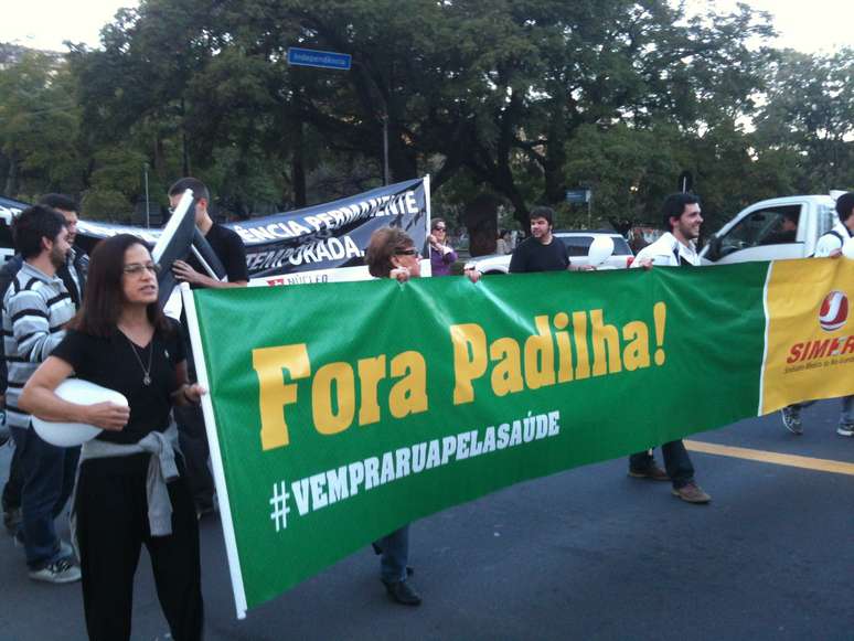 Manifestantes levaram faixa pedindo a saída do ministro Alexandre Padilha