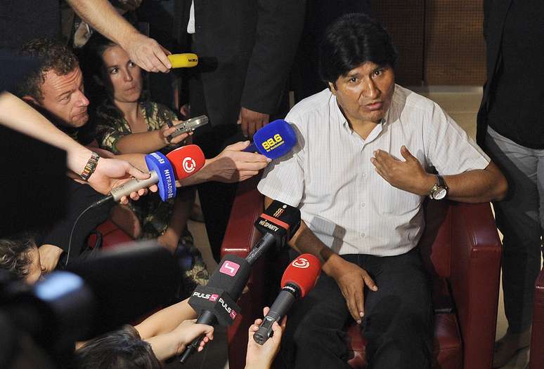 <p>Morales conversa com repórteres no aeroporto de Viena após ser impedido de seguir viagem</p>