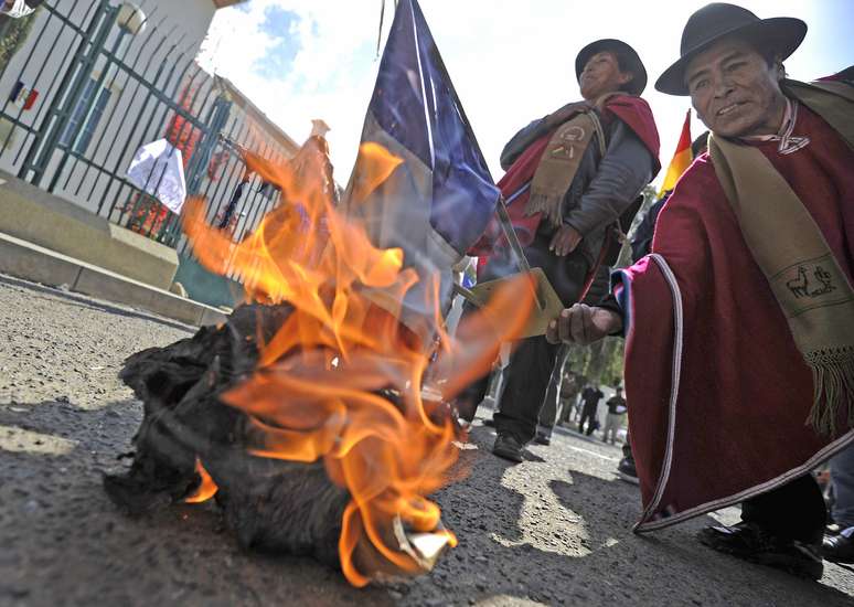 <p>Bolivianos queimam bandeira francesa em frente à embaixada do país, em La Paz  </p>