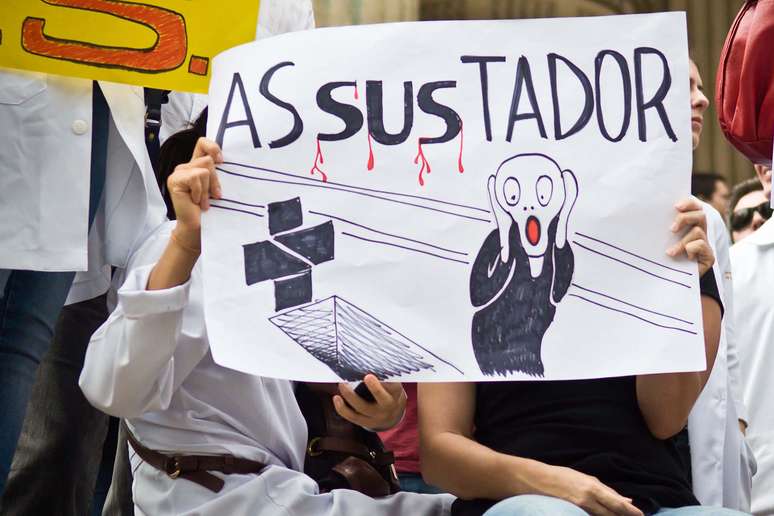 <p>Cartaz no Rio de Janeiro usa imagem imortalizada no quadro <em>O Grito</em>, de Edvard Munch, para criticar o Sistema Único de Saúde: asSUStador</p>