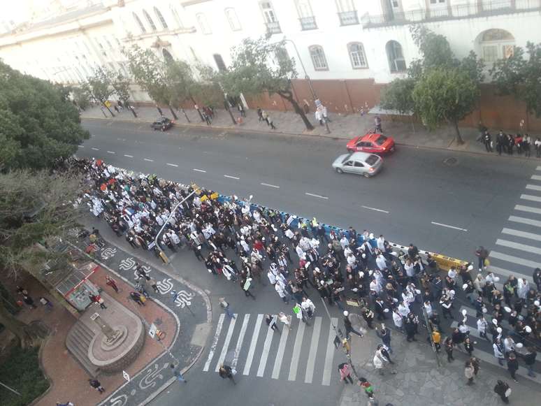 A caminhada foi iniciada por volta das 17h na avenida Independência