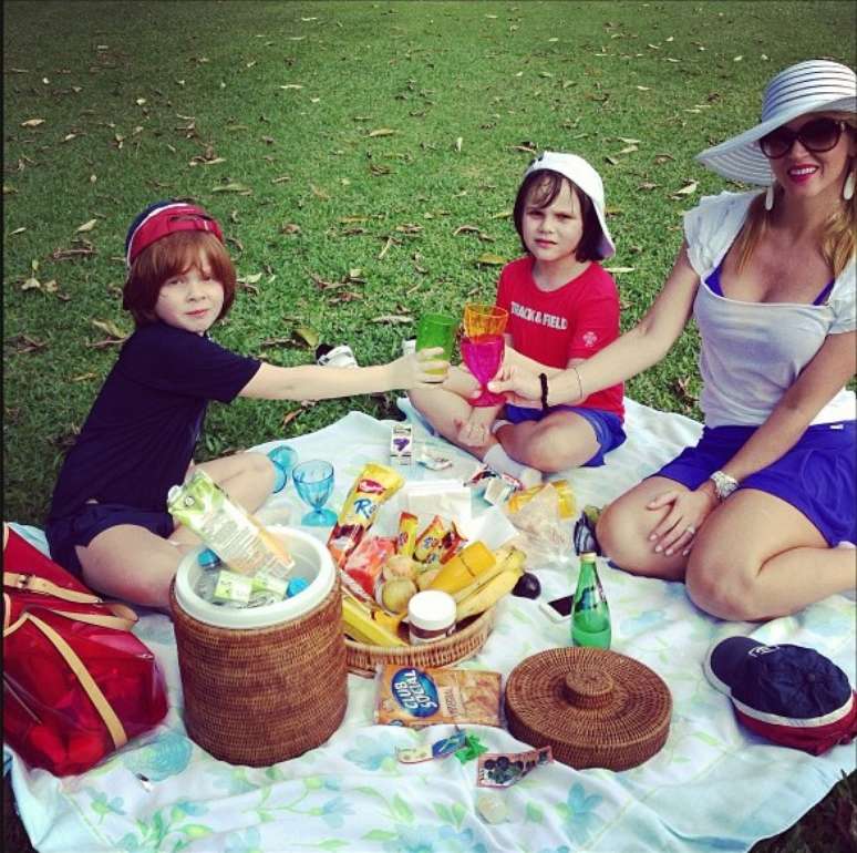 Socialite fez banquete para seus "pr&iacute;ncipes"