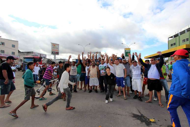<p>Caminhoneiros parados na BR-116 em Cândido Sales, na Bahia, protestam por melhores condições de trabalho e redução no preço do combustível</p>