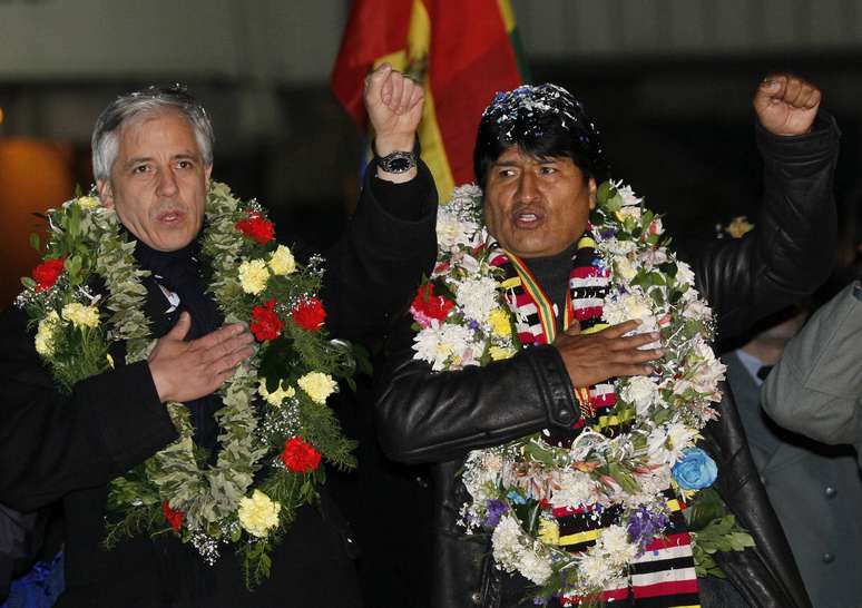 Evo canta o hino nacional boliviano ao lado do vice-presidente Álvaro García Linera 