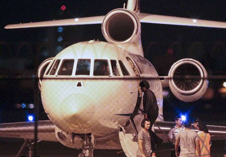 Presidente boliviano é visto fora do avião presidencial em Fortaleza 