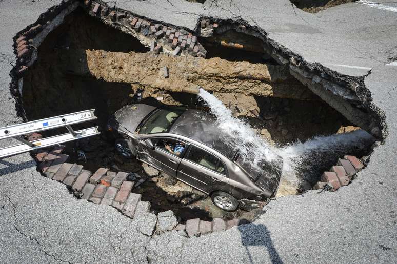 Buraco se abriu no asfalto, engolindo o carro de Pamela Knox 