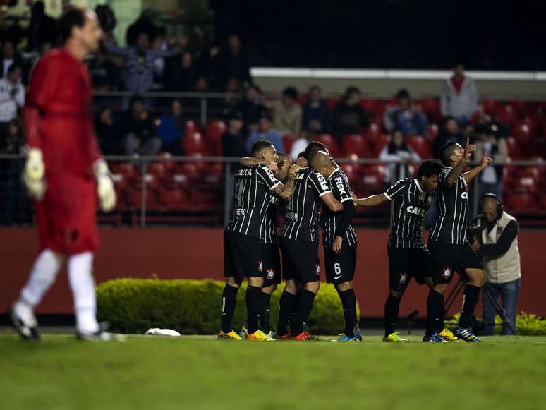 <p>Jogadores festejam o gol de Renato Augusto, que deu a vitória ao Corinthians; equipe alvinegra tem a vantagem do empate para o Pacaembu</p>