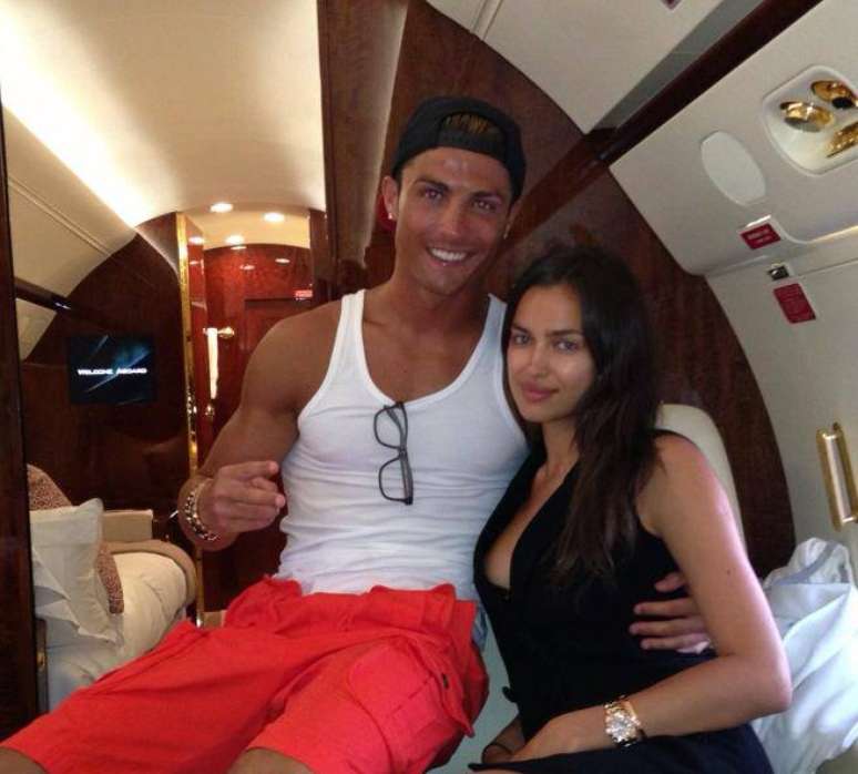 Cristiano Ronaldo est&aacute; viajando com sua namorada, a modelo russa Irina Shayk