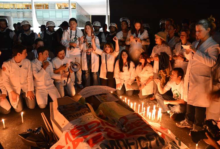 <p>Cerca de 200 médicos se concentraram nesta quarta-feira em frente ao Ministério da Saúde e ao Palácio do Planalto, em Brasília, para protestar contra a "importação" de profissionais estrangeiros sem prova de revalidação do diploma</p>