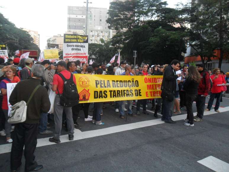 Manifestantes tinham como mote abrir m&atilde;o da Copa do Mundo por melhor transporte, sa&uacute;de e educa&ccedil;&atilde;o