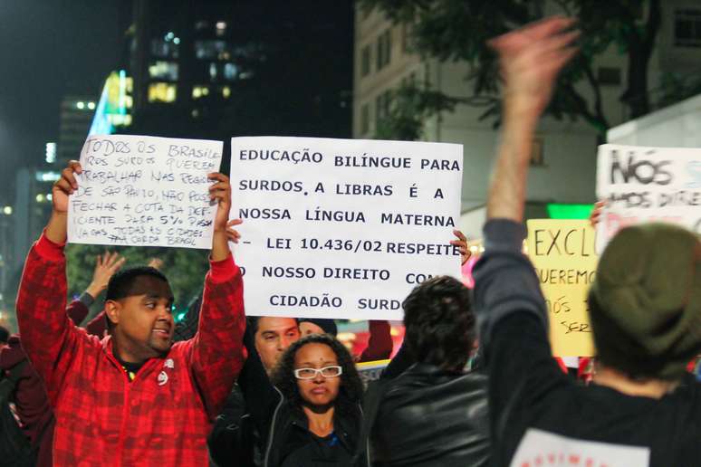 A avenida Paulista, em S&atilde;o Paulo, foi palco de pelo menos tr&ecirc;s protestos na tarde desta quarta-feira. Eles reuniram cerca de 5 mil m&eacute;dicos, 1 mil representantes de movimentos de sem-teto, partidos pol&iacute;ticos e sindicatos, al&eacute;m de um grupo de cerca de 200 surdos