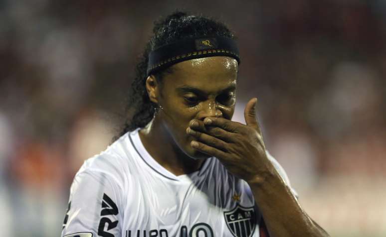 Ronaldinho lamenta jogada desperdiçada pelo Atlético-MG, que levou a pior na Argentina