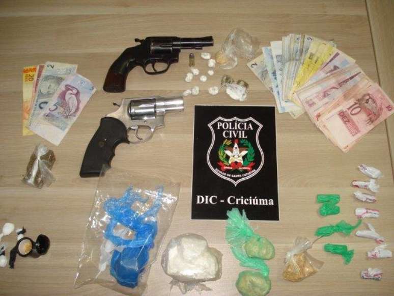 Polícia apreendeu armas e drogas durante operação de combate ao tráfico