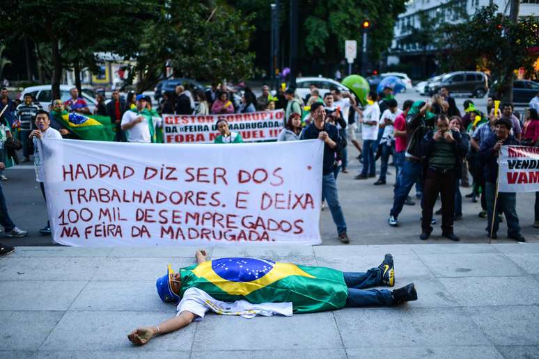 <b>4 de julho - </b> Por volta das 16h, a avenida Paulista, em S&atilde;o Paulo, foi ocupada por camel&ocirc;s da Feira da Madrugada. O com&eacute;rcio, que fica no bairro Br&aacute;s, foi fechado para reforma, e os vendedores pediam a reabertura do local