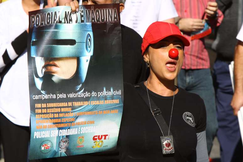 4 de julho - Protesto de policiais e agentes penitenci&aacute;rios bloqueia a avenida Paulista em S&atilde;o Paulo