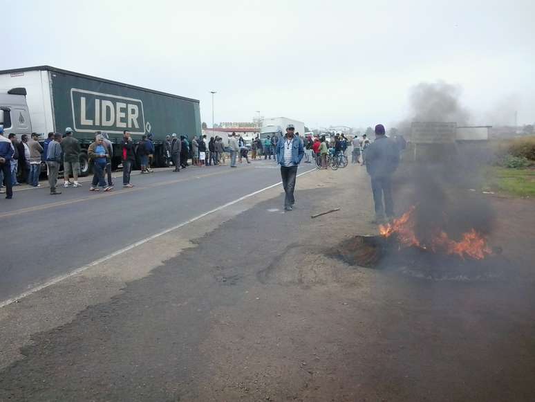 <p>Protesto aconteceu tamb&eacute;m na cidade mineira de Divisa Alegre, a cerca de 40 quil&ocirc;metros&nbsp;de C&acirc;ndido Sales</p>