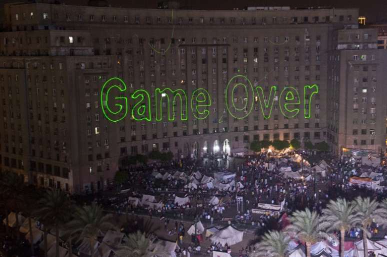 Projeção na praça Tahrir comemorando o fim do governo da Irmandade Muçulmana: game over