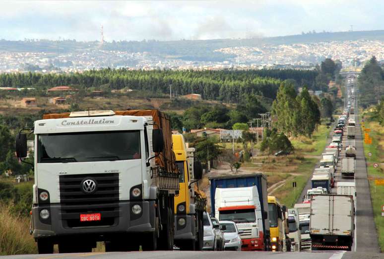 <p>Segundo a PRF, há também caminhoneiros reunidos em dezenas de postos do país, na tentativa de ampliar as manifestações (foto: arquivo)</p>