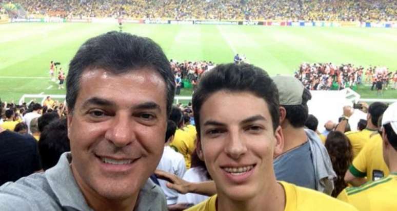 O governador do Paraná assistiu à partida entre Brasil e Espanha ao lado do filho no Estádio do Maracanã