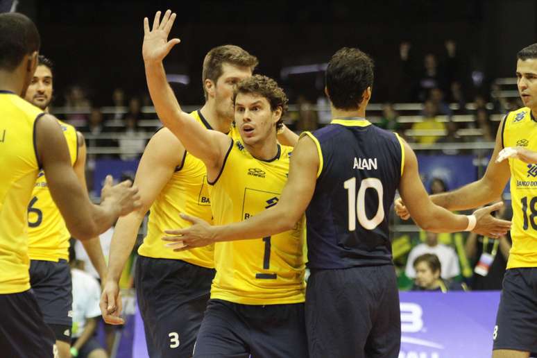 <p>Seleção Brasileira masculina de vôlei começou devagar contra a Bulgária no Ginásio Nilson Nelson, em Brasília, mas conseguiu a vitória de virada por 3 sets a 1, parciais de 24/26, 25/17, 25/20 e 25/23</p>