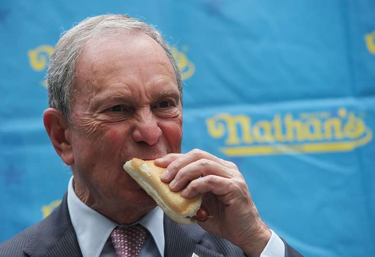 <p>&nbsp;Michael Bloomberg tamb&eacute;m entrou na festa e comeu um cachorro-quente durante a entrevista coletiva</p>