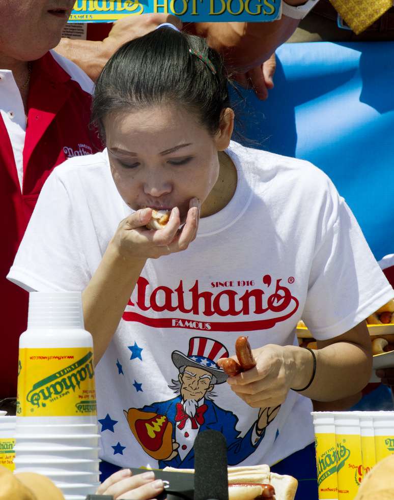 <p>A vencedora entre as mulheres, Sonya Thomas, comeu p&atilde;es e salsichas separadamente para facilitar a ingest&atilde;o</p>