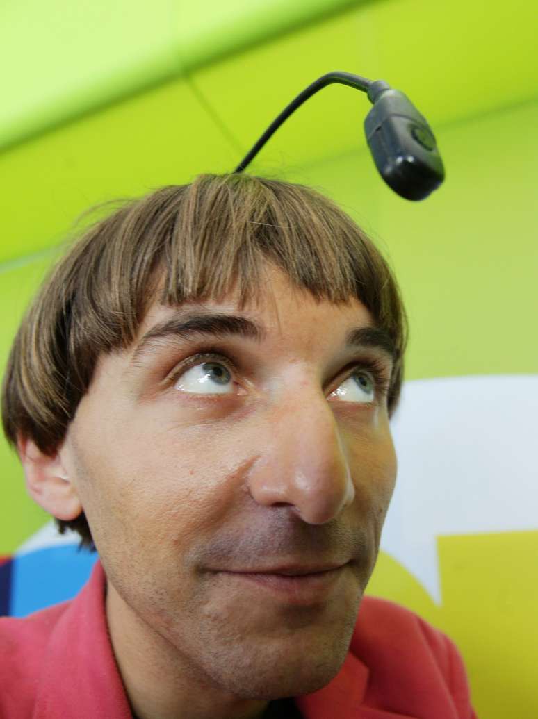 Dispositivo implantando no corpo faz com que artista ouça as cores