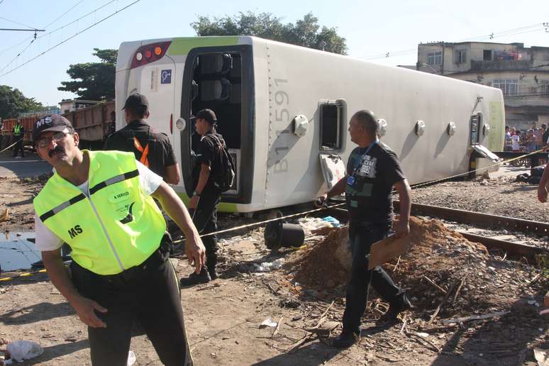Um trem de manutenção atingiu um ônibus que atravessou a passagem de nível Aurélio Valporto, em Marechal Hermes, zona norte do Rio de Janeiro, por volta de 11h45 desta sexta-feira