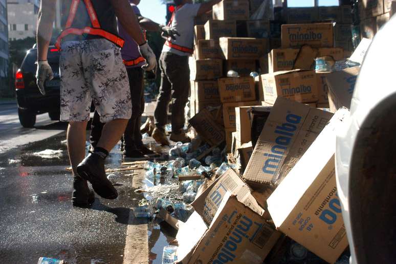 <p>No caminho, caixotes de água que estavam na avenida, sendo descarregados, foram destruídos por manifestantes durante protesto contra o governador Cabral no Leblon</p>