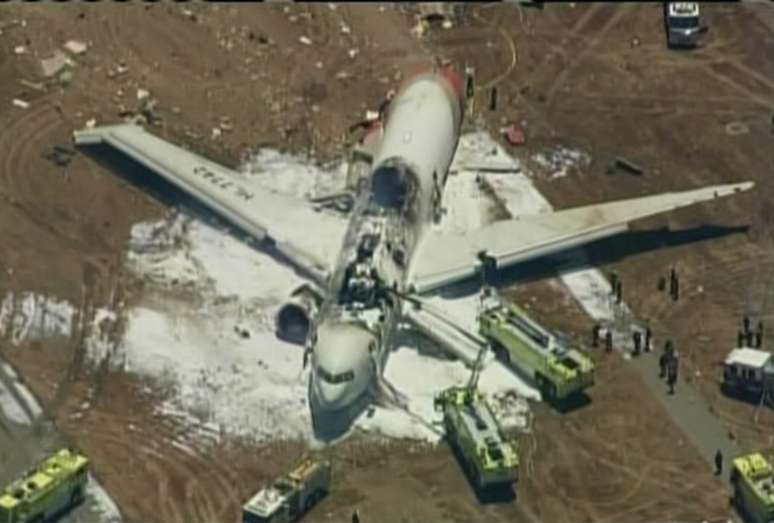 Imagem feita pela rede KTVU mostra o avião destruído após o acidente