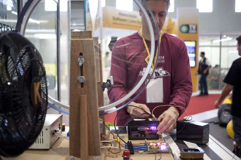 Engenheiro metalúrgico Thomas Soares expõe experimentos com bobinas em área de energia livre