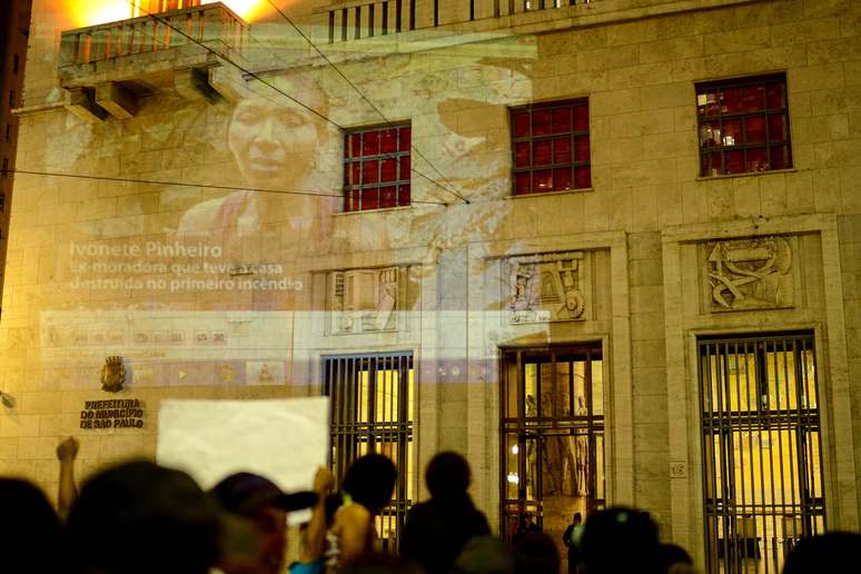Moradores da favela do Moinho fizeram uma manifesta&ccedil;&atilde;o pedindo a urbaniza&ccedil;&atilde;o do loal, em frente &agrave; prefeitura da capital paulista, nesta sexta-feira