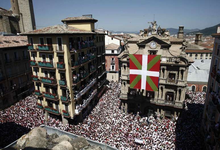 <p>Enorme bandeira do País Basco foi estendida em prédio de Pamplona, causando o atraso das festividades</p>