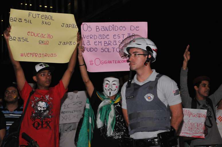 <b>5 de julho - </b>Com cartazes e buzinas, os manifestantes que foram &agrave; avenida Paulista, em S&atilde;o Paulo, pediam a redu&ccedil;&atilde;o do n&uacute;mero de deputados federais e a sa&iacute;da do presidente do Senado, Renan Calheiros (PMDB-AL)