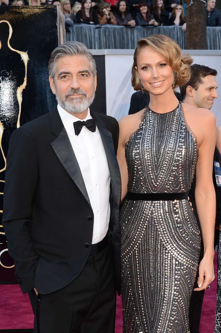 George Clooney e Stacy Keibler n&atilde;o s&atilde;o vistos juntos h&aacute; tr&ecirc;s meses e jornal Sunday People indica fim do relacionamento de dois anos