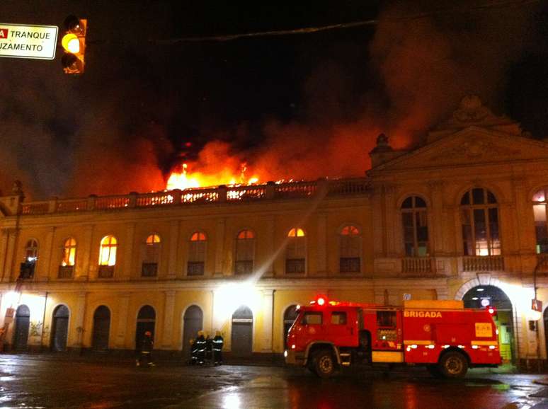 Inc&ecirc;ndio atinge o Mercado P&uacute;blico de Porto Alegre. As chamas come&ccedil;aram pouco antes das 21h